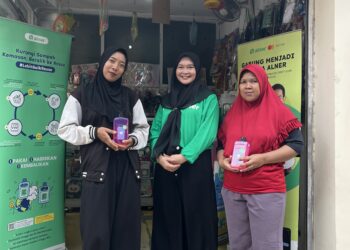 Mitra Alner Toko Rissa sedang bersama pelanggan setianya