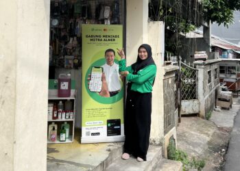 Mitra Alner Toko Rissa di depan tokonya